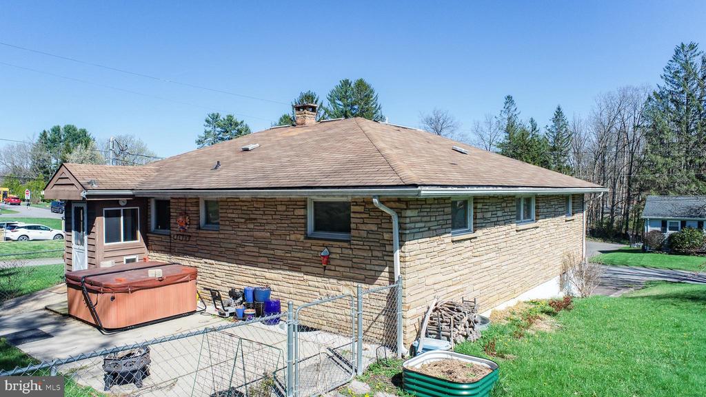 127 S OAKHALL DRIVE