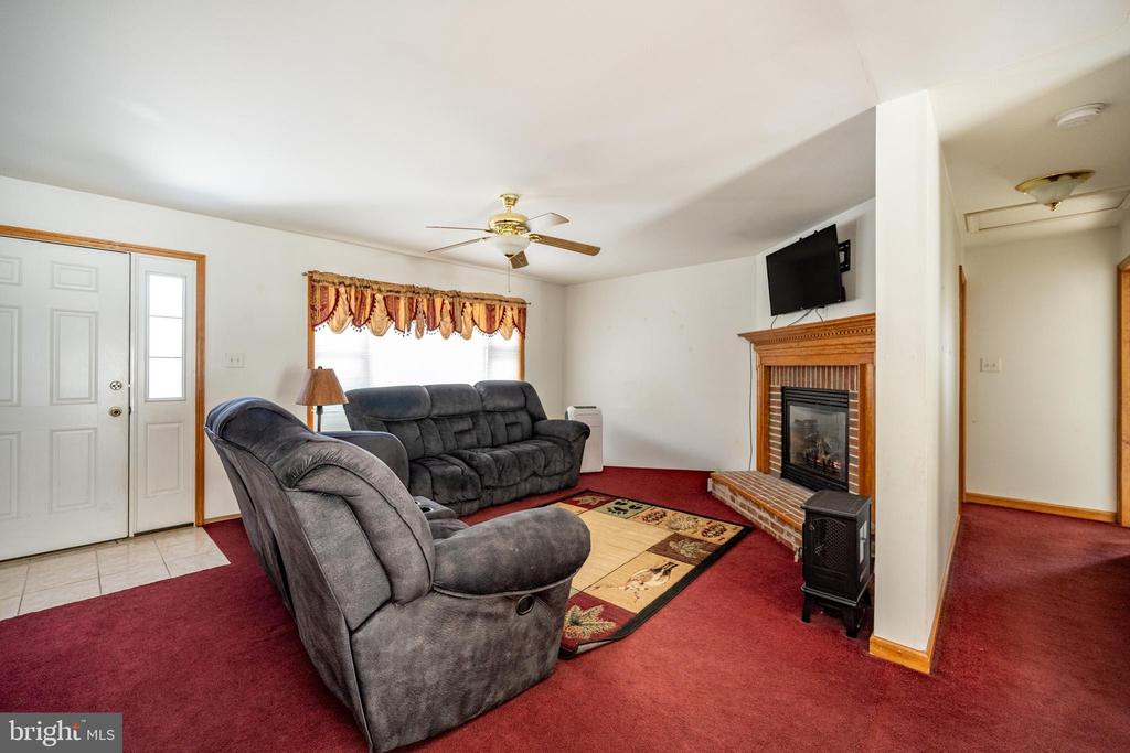702 SUNSHINE DRIVE