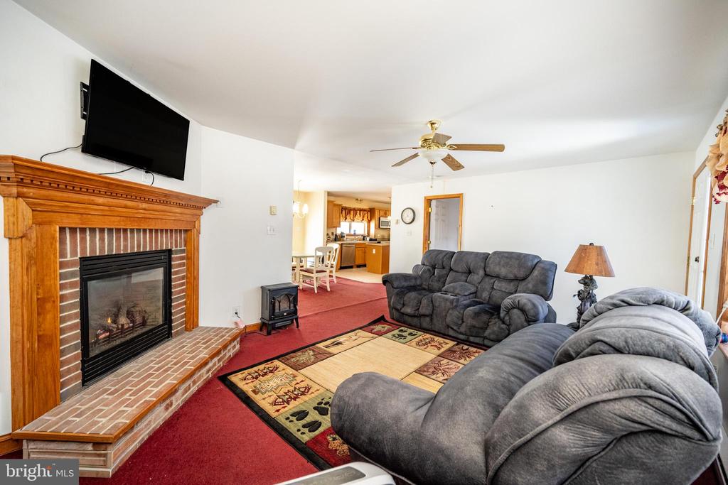 702 SUNSHINE DRIVE