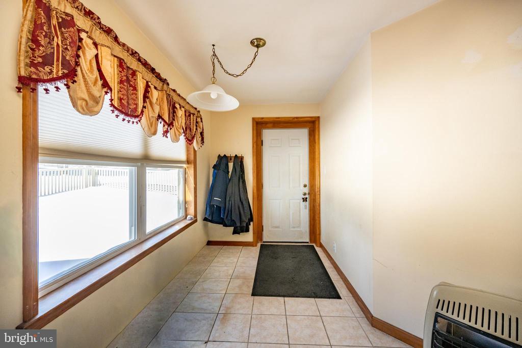 702 SUNSHINE DRIVE