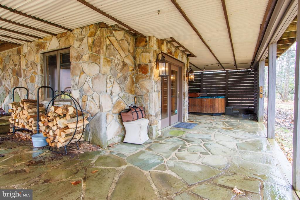925 PINE TREE POINT ROAD