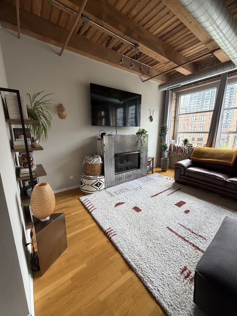 333 S Desplaines Street Unit: 605