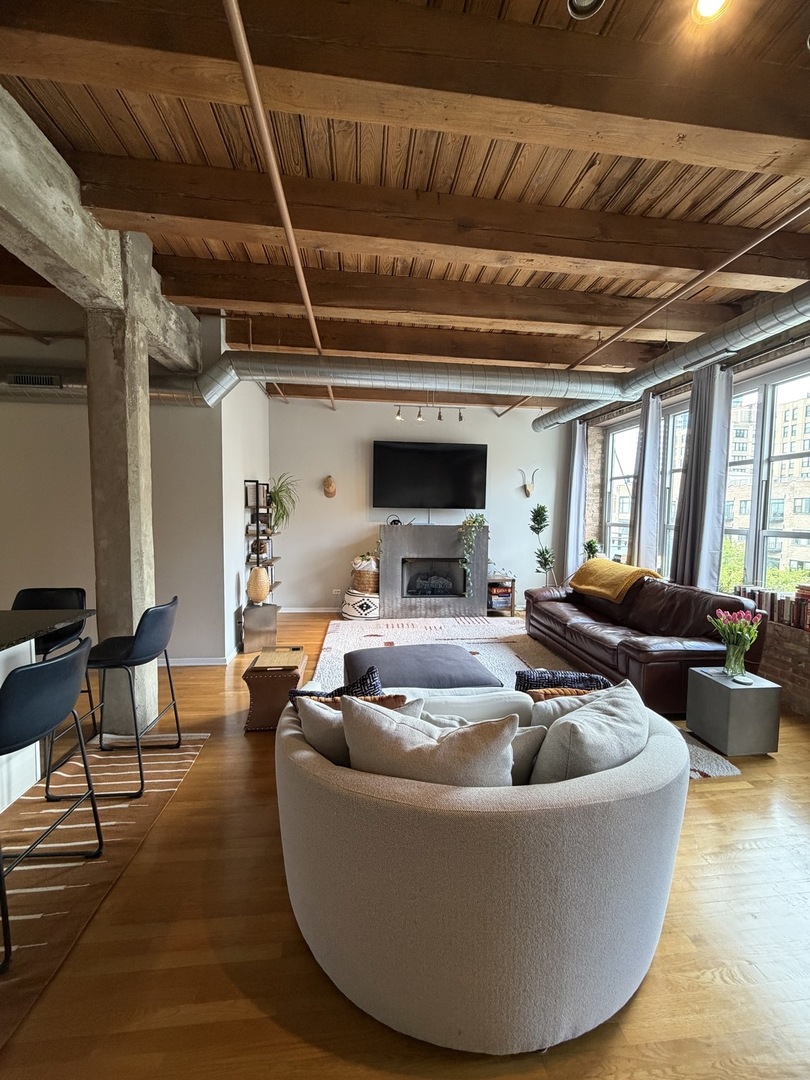 333 S Desplaines Street Unit: 605