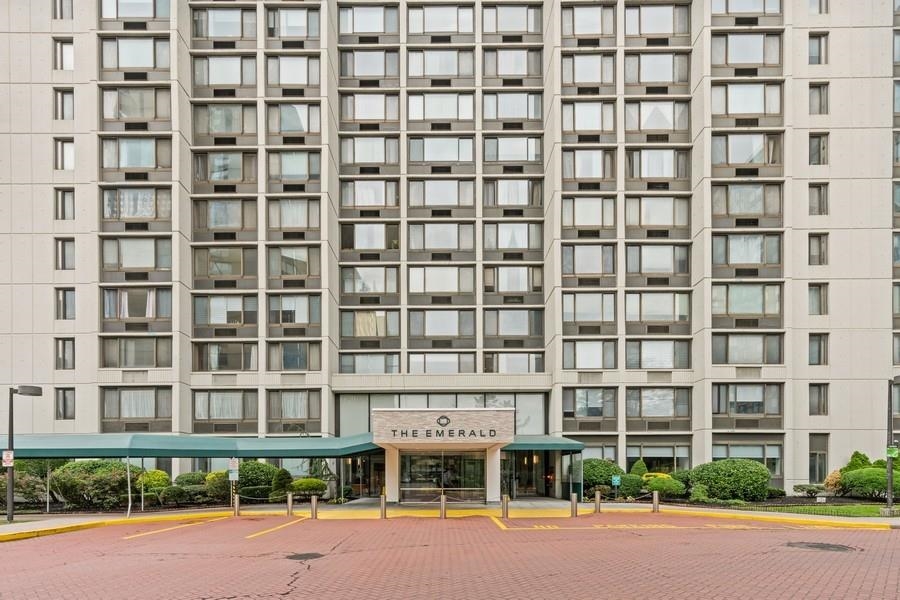 45 RIVER DR SOUTH Unit: 104