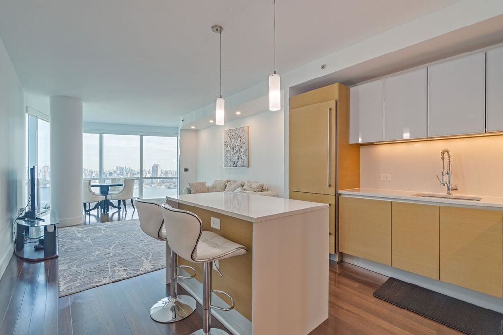 77 HUDSON ST Unit: 4204