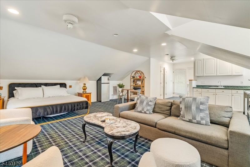 4 Edward Shippen Ln