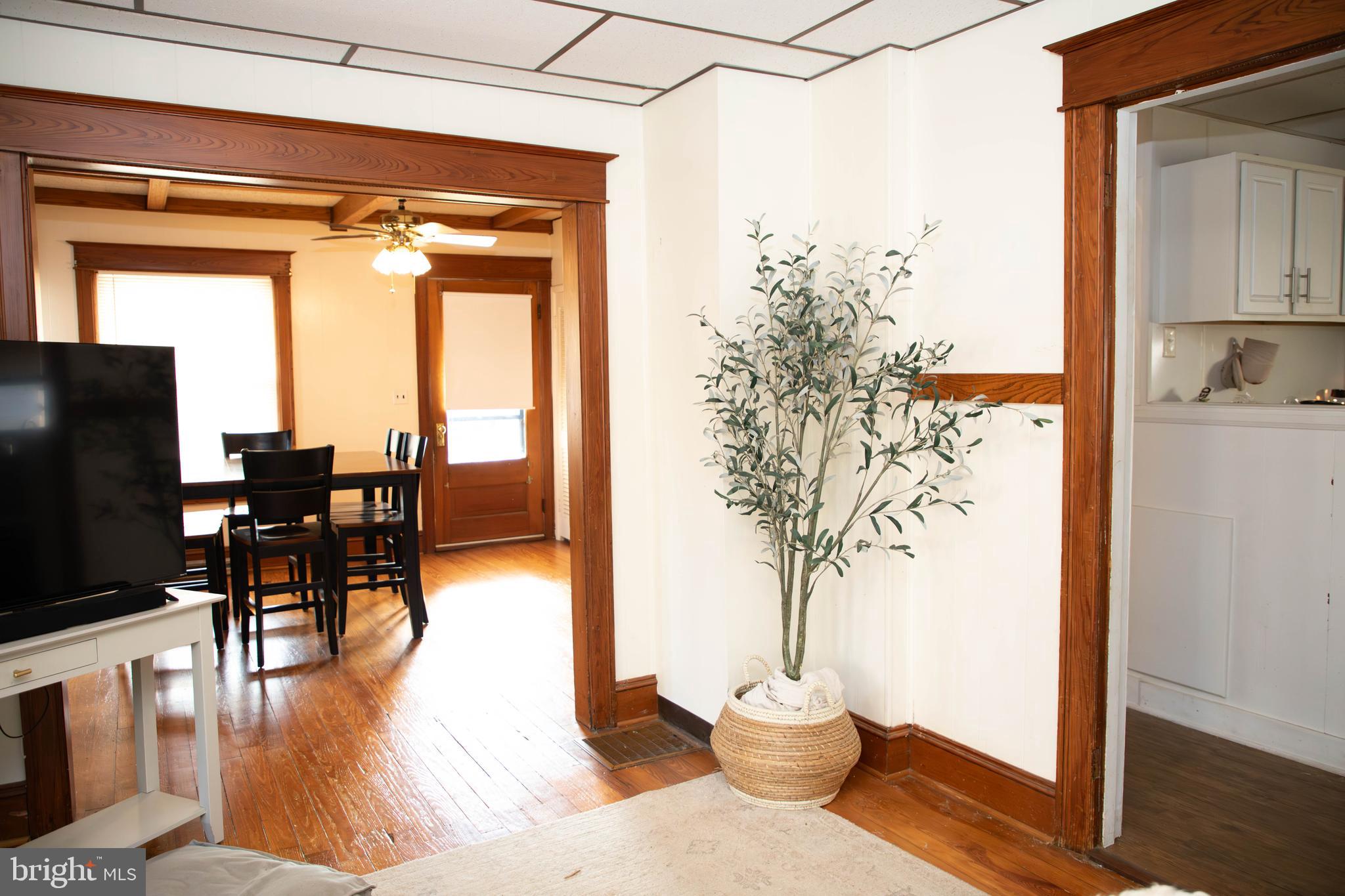 11120 GLENSIDE AVENUE