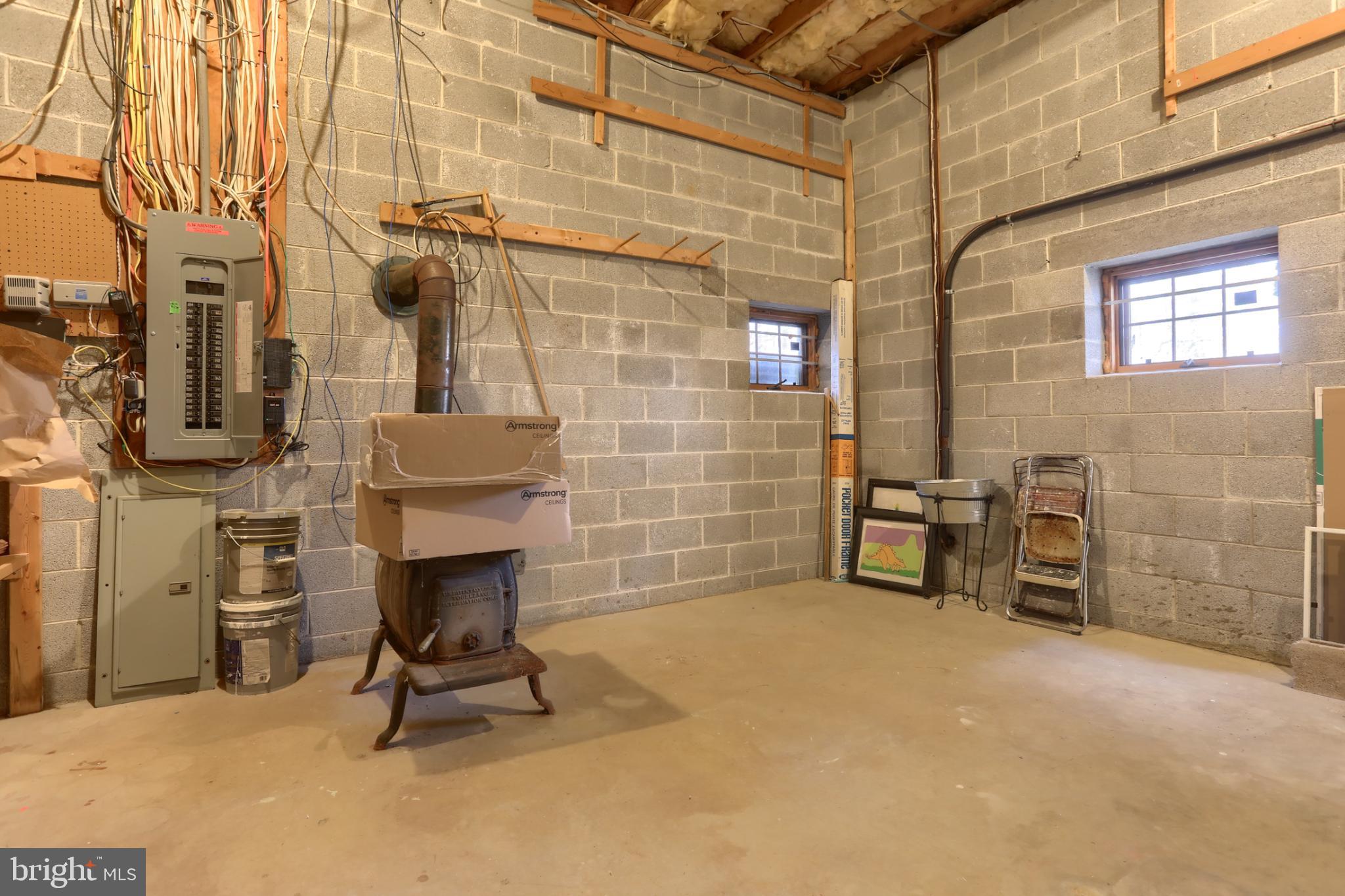 1609 SPRING HILL DRIVE