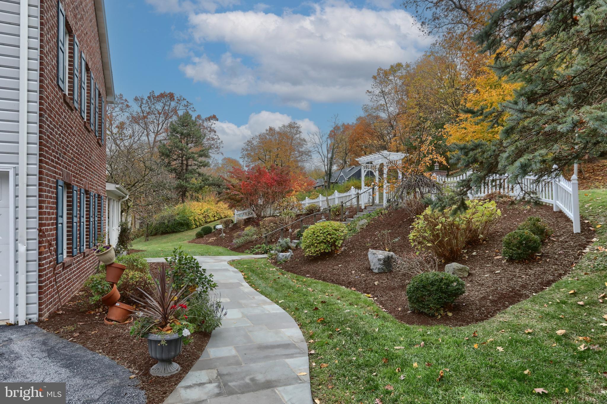 1609 SPRING HILL DRIVE