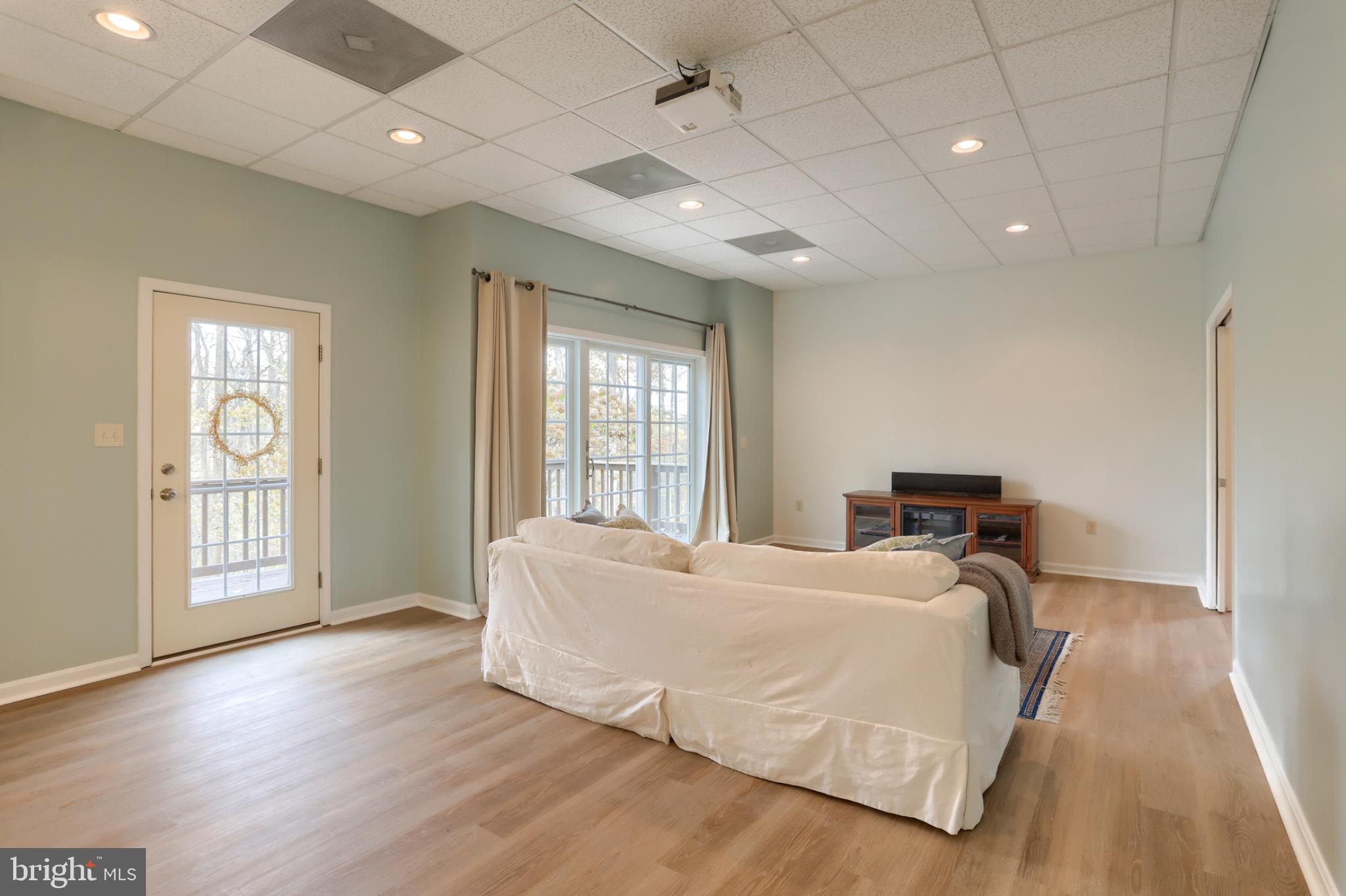 1609 SPRING HILL DRIVE