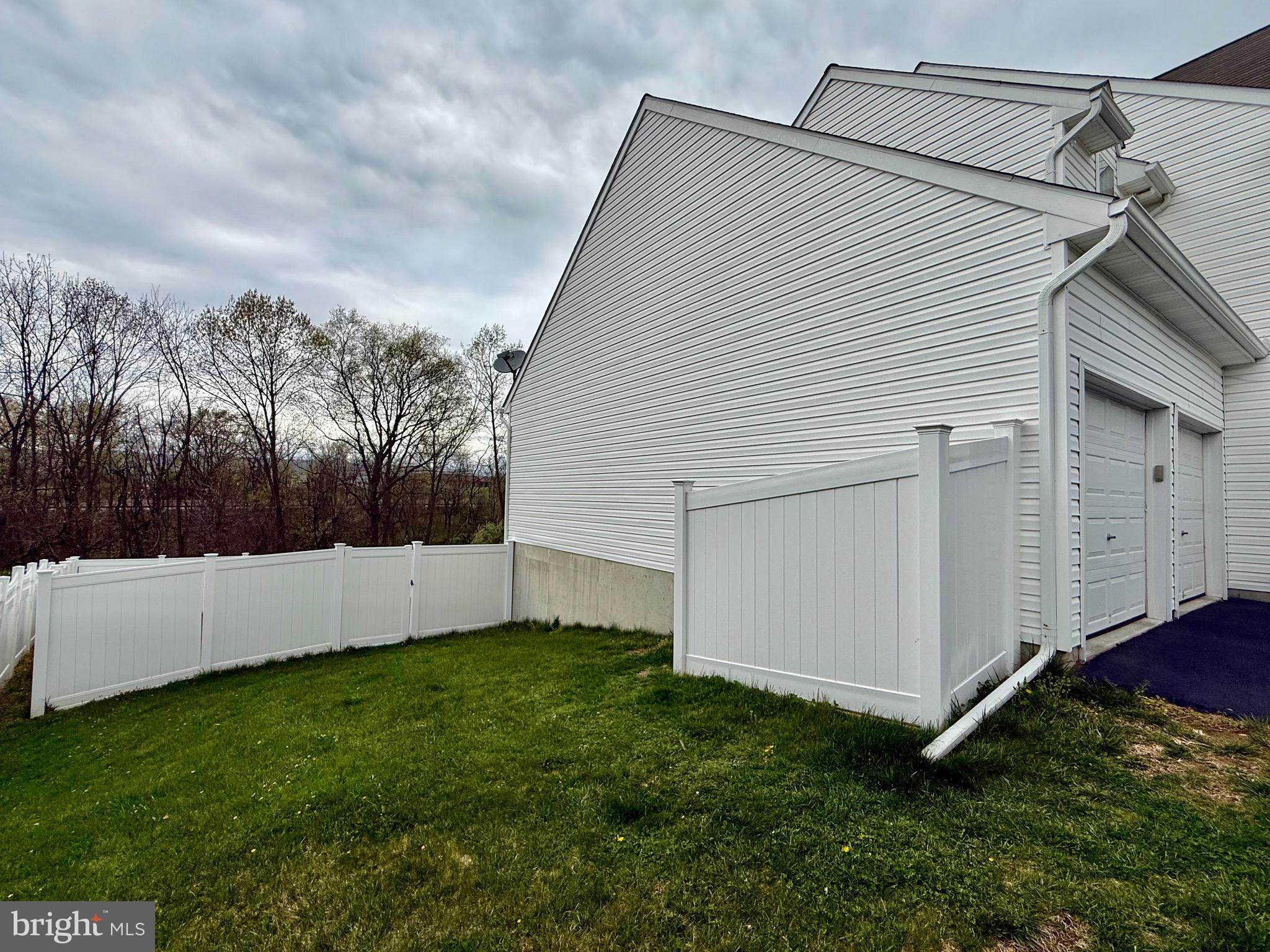 1813 SILVERLEAF LANE