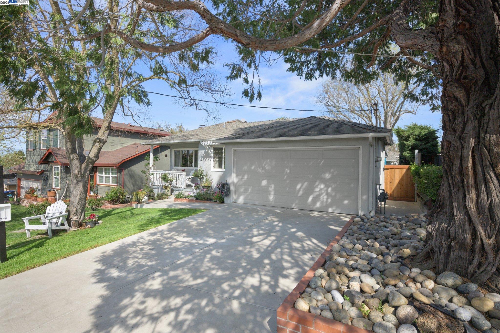 330 Amador Ct