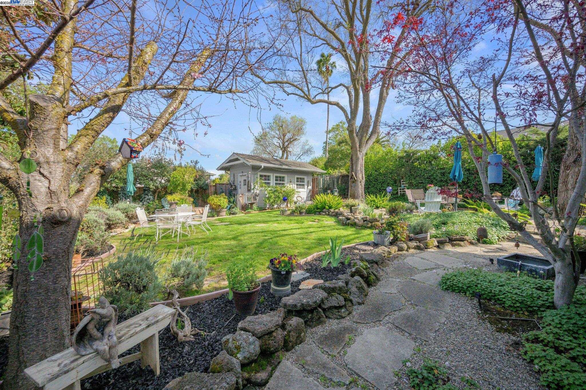 330 Amador Ct
