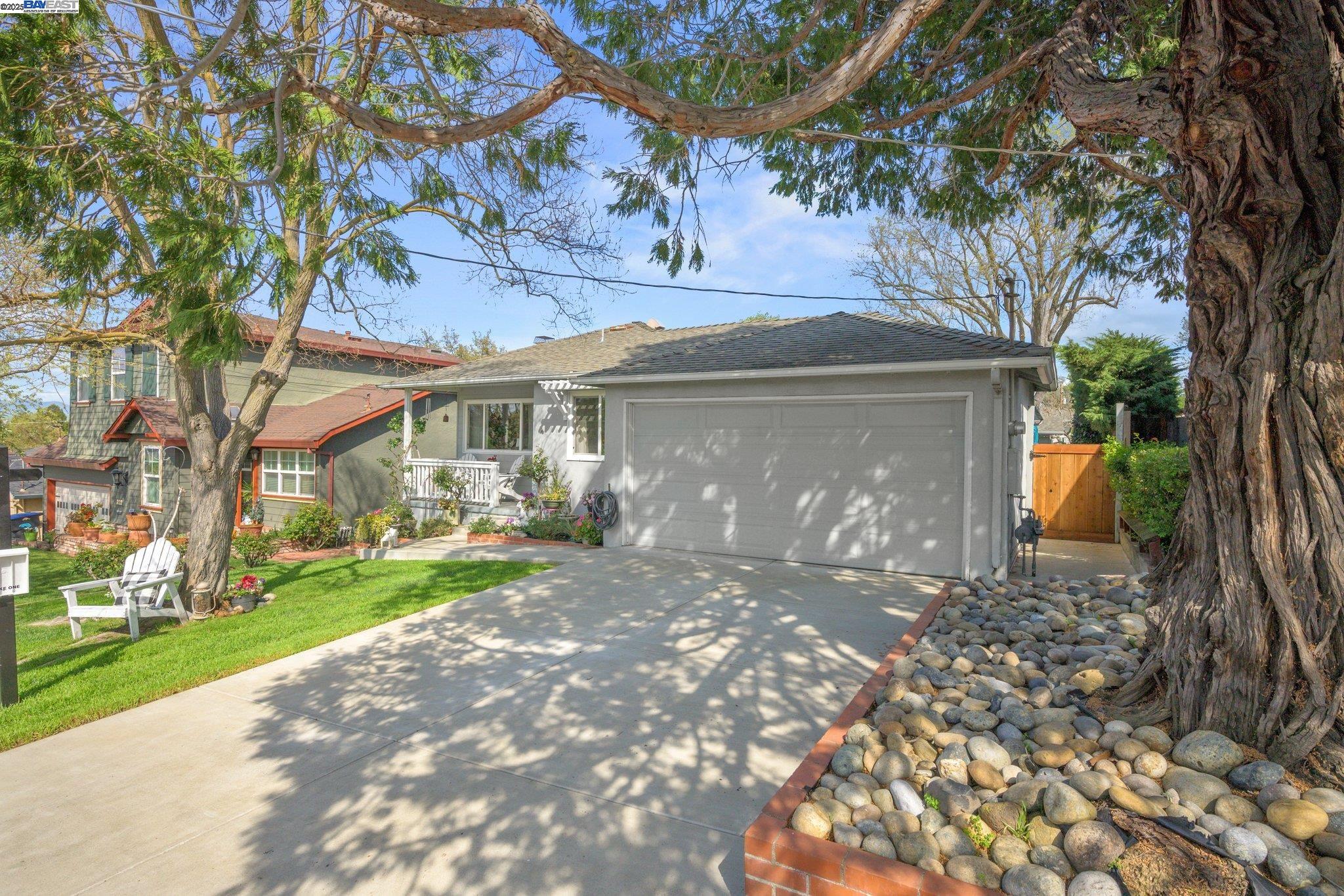 330 Amador Ct