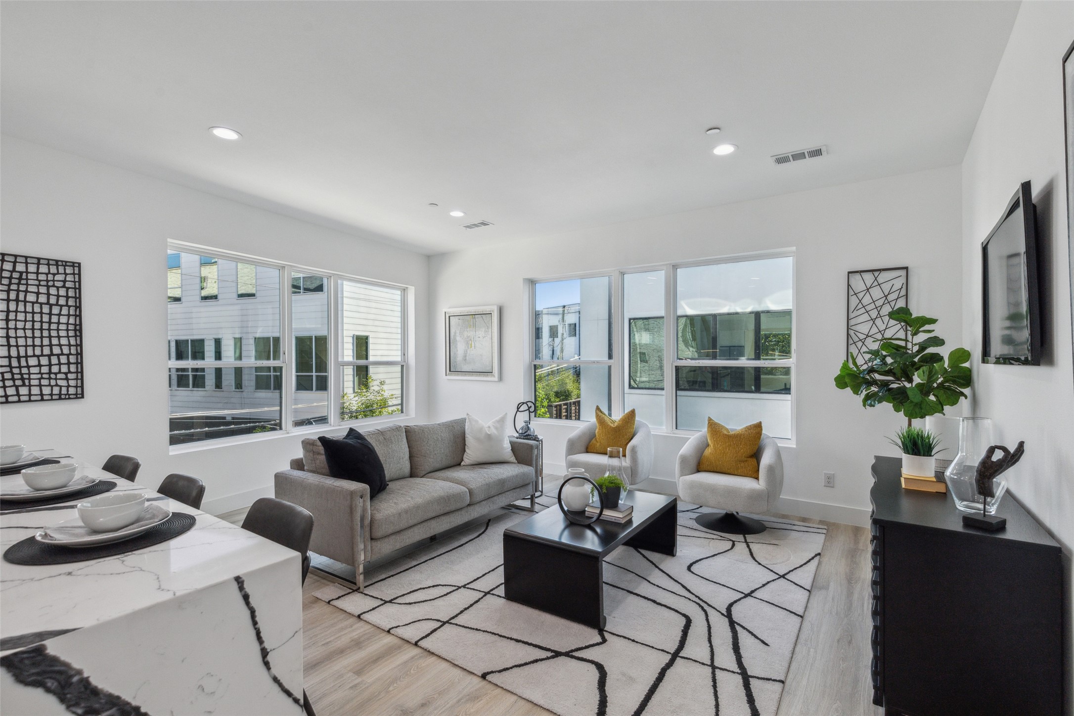 2618 N Carroll Avenue 105
