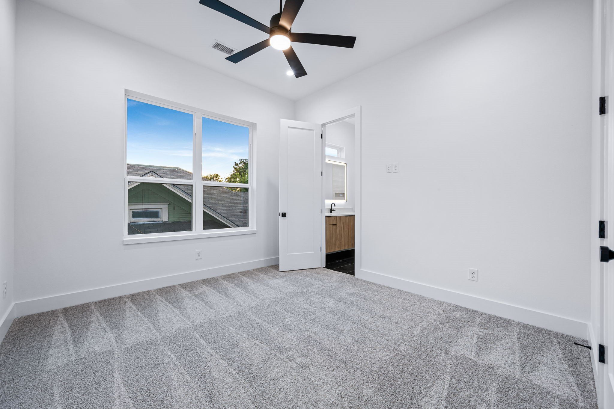 812 W 10th Street