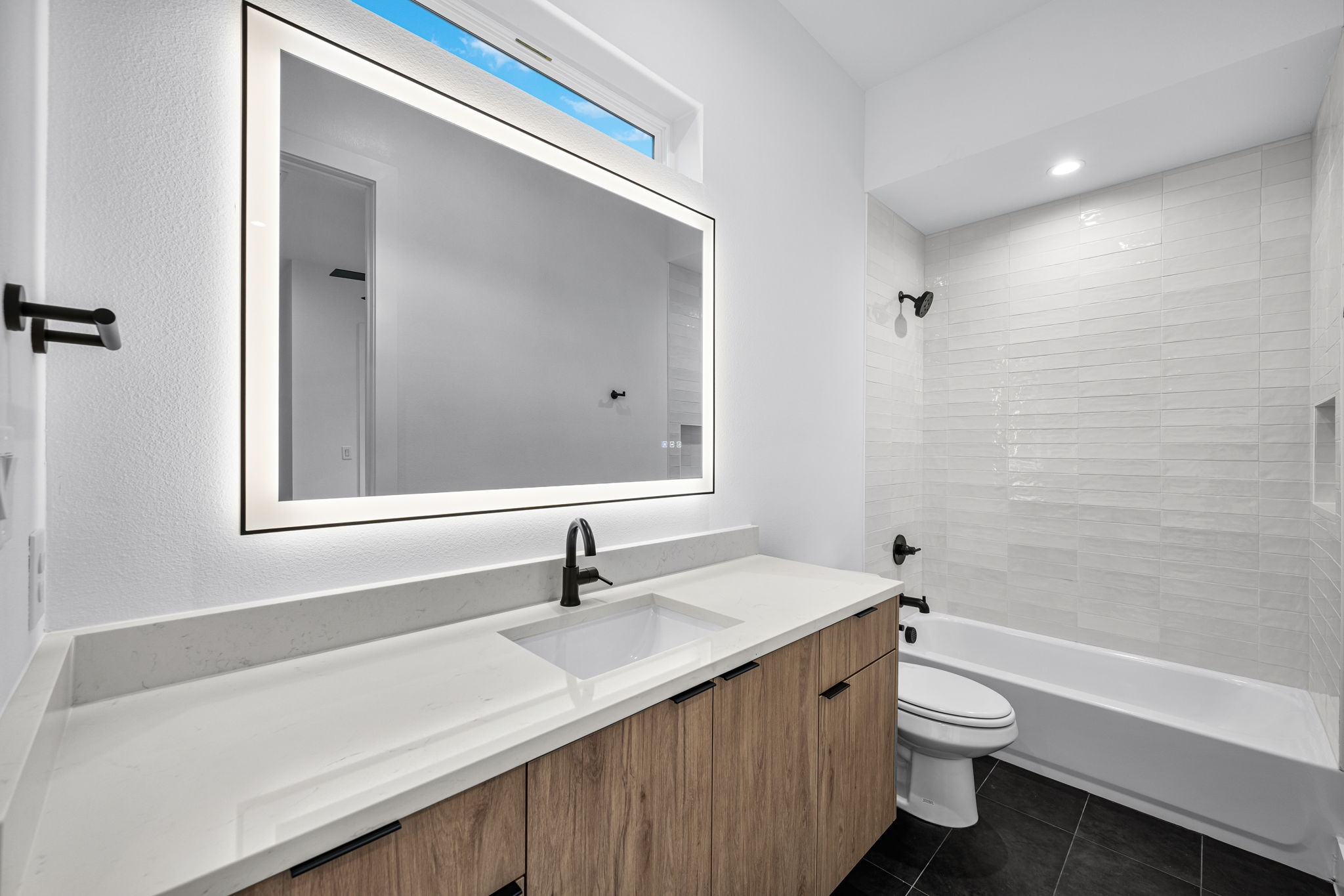 812 W 10th Street
