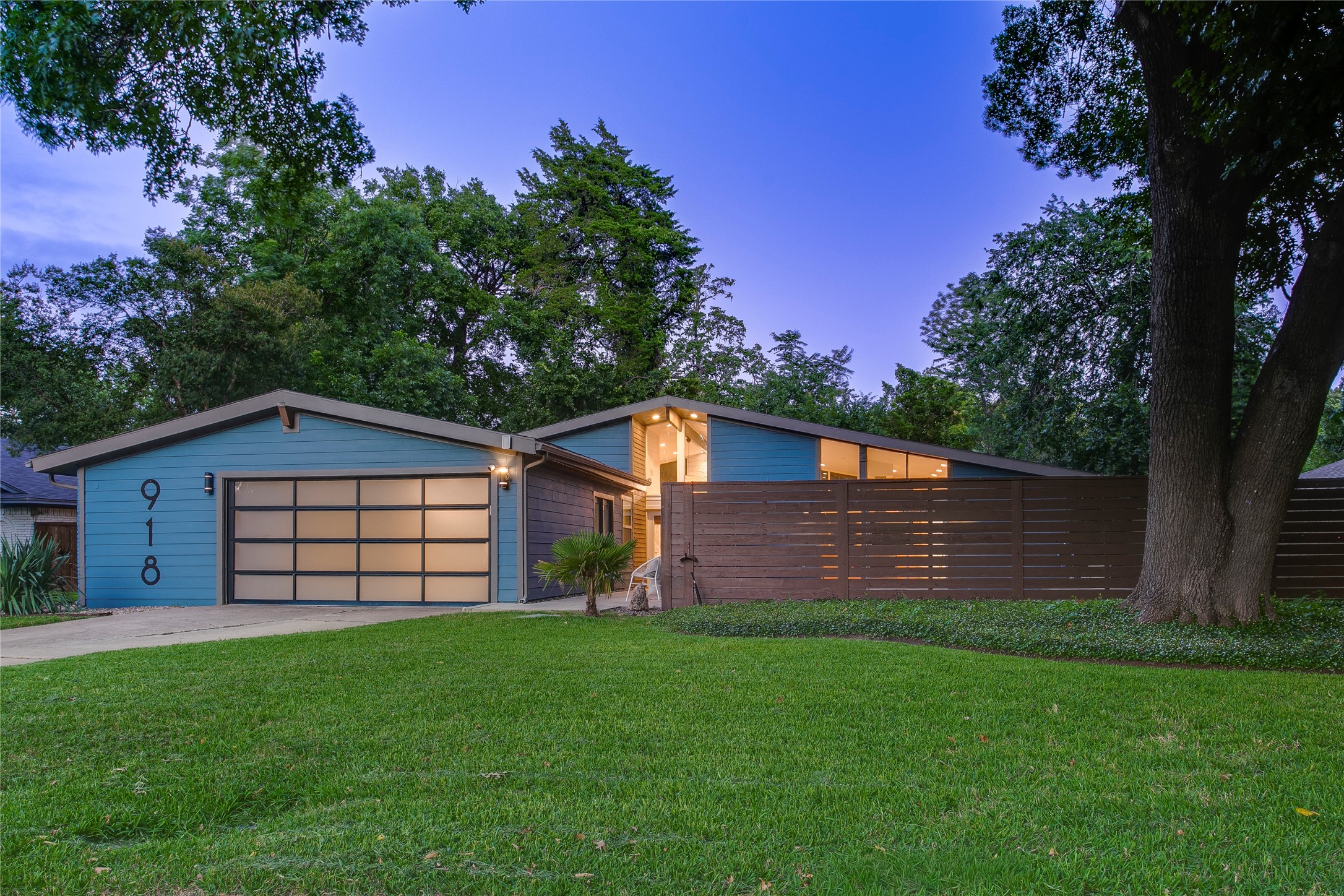 918 Glen Oaks Boulevard
