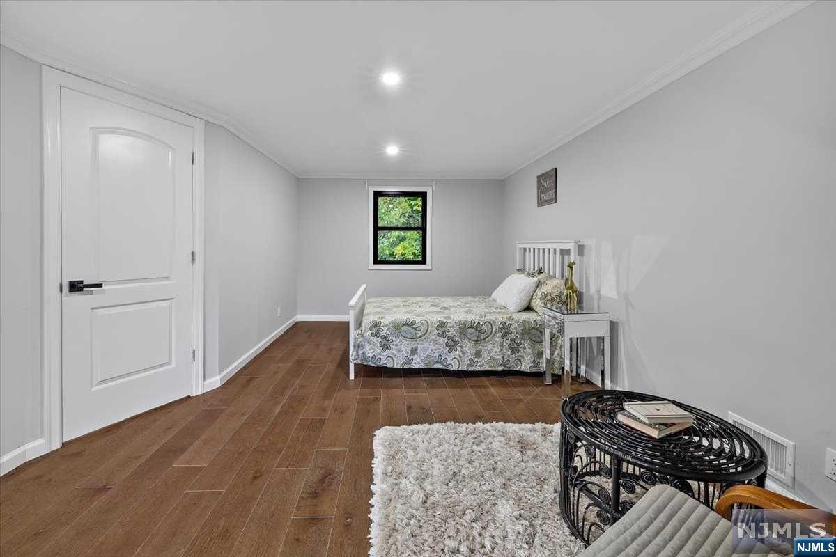 85 W Crescent Avenue