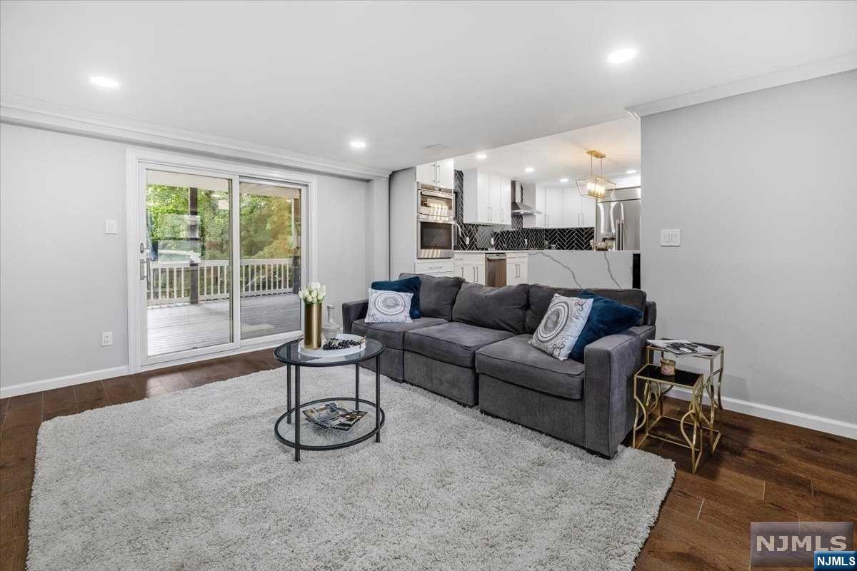 85 W Crescent Avenue