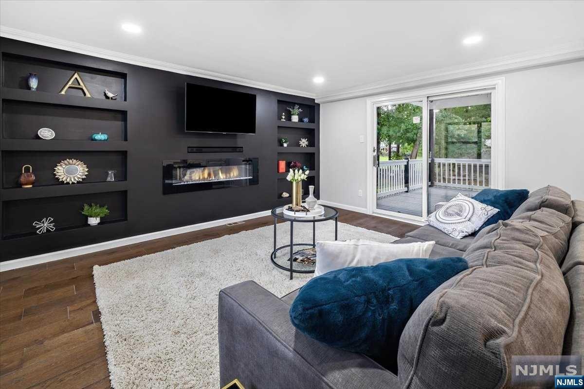 85 W Crescent Avenue