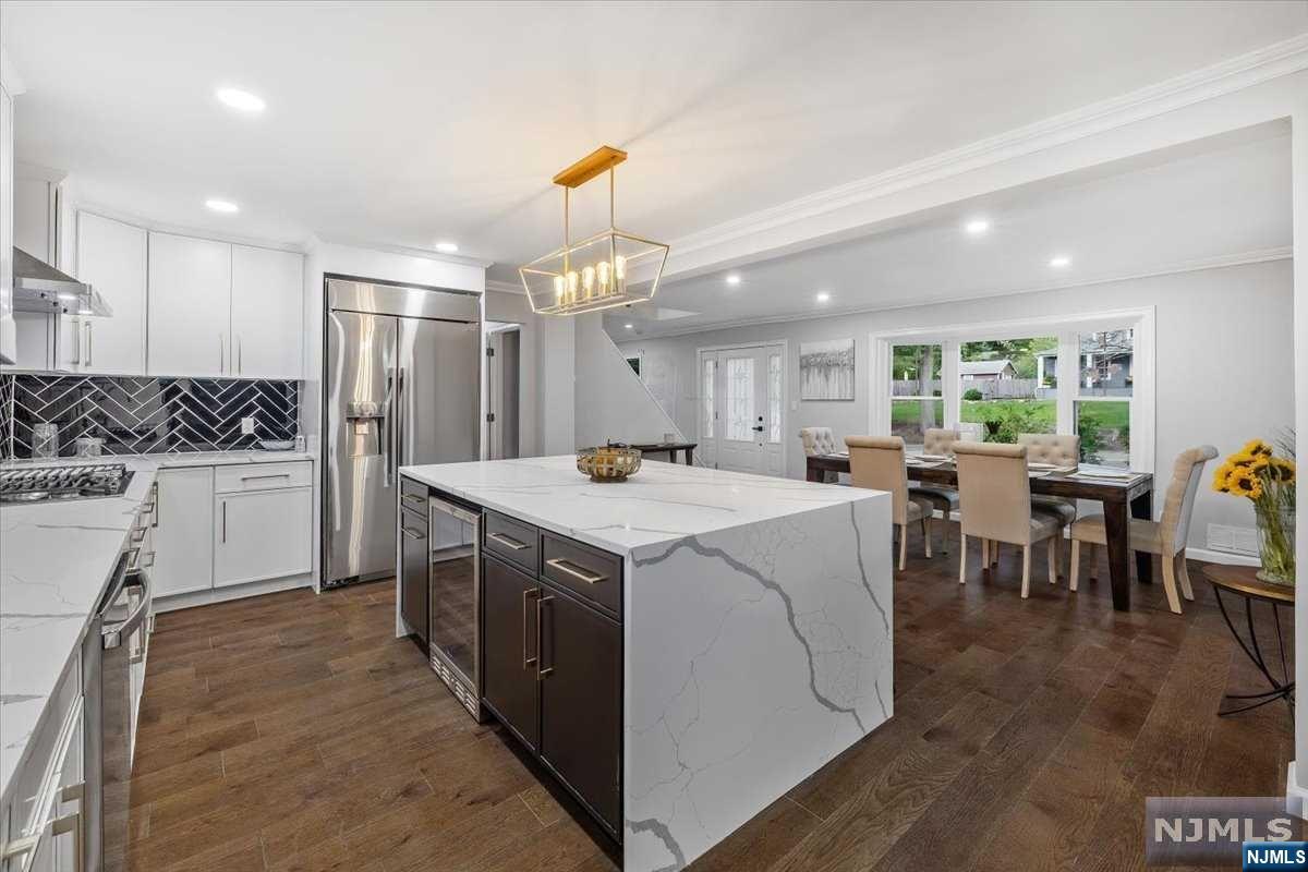 85 W Crescent Avenue