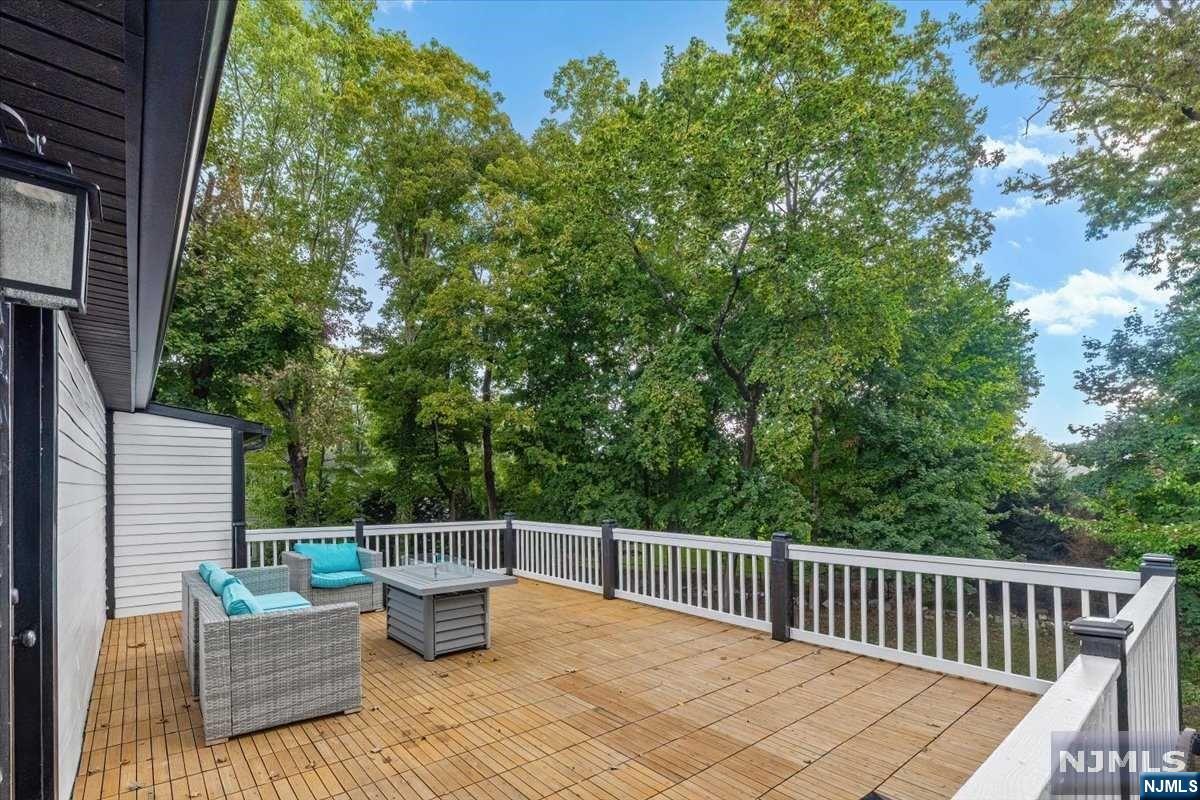 85 W Crescent Avenue