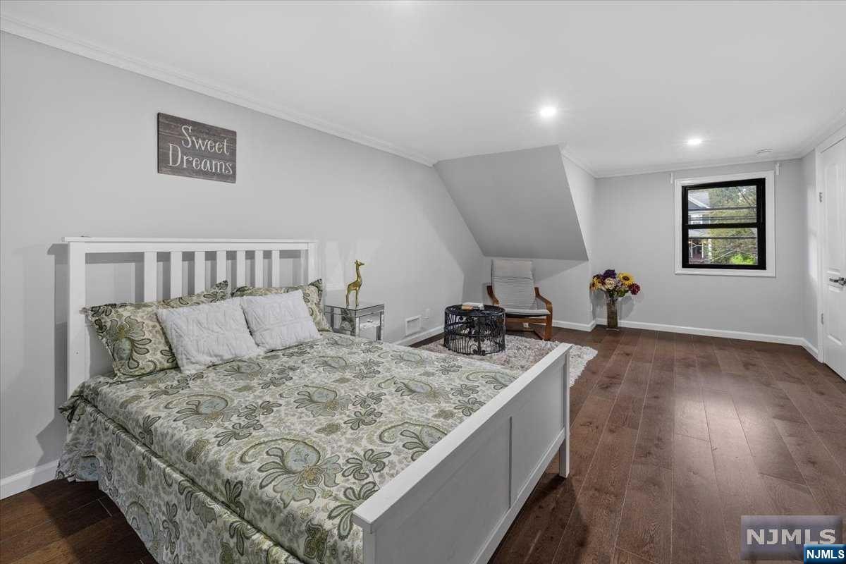 85 W Crescent Avenue