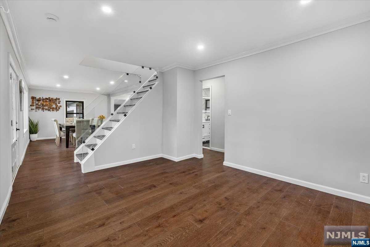 85 W Crescent Avenue