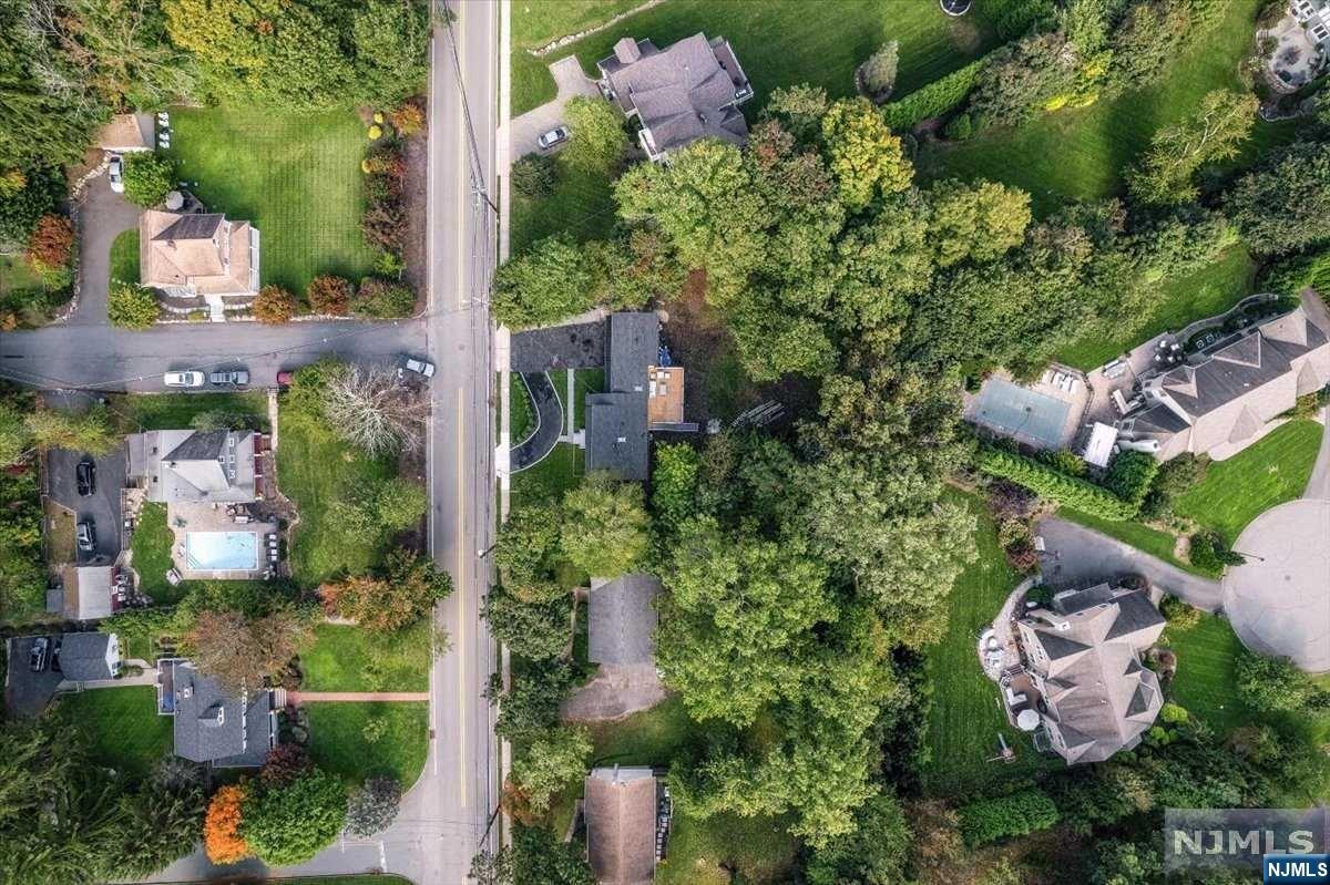 85 W Crescent Avenue