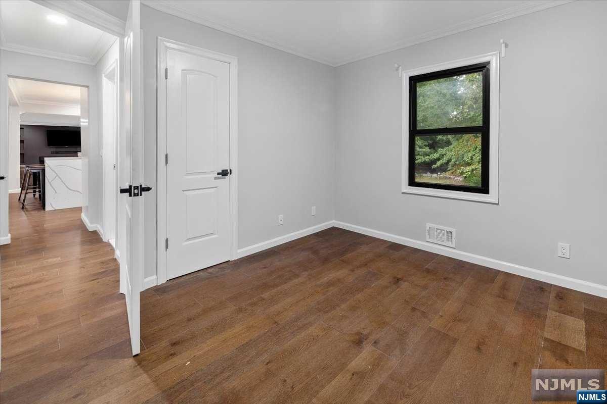 85 W Crescent Avenue