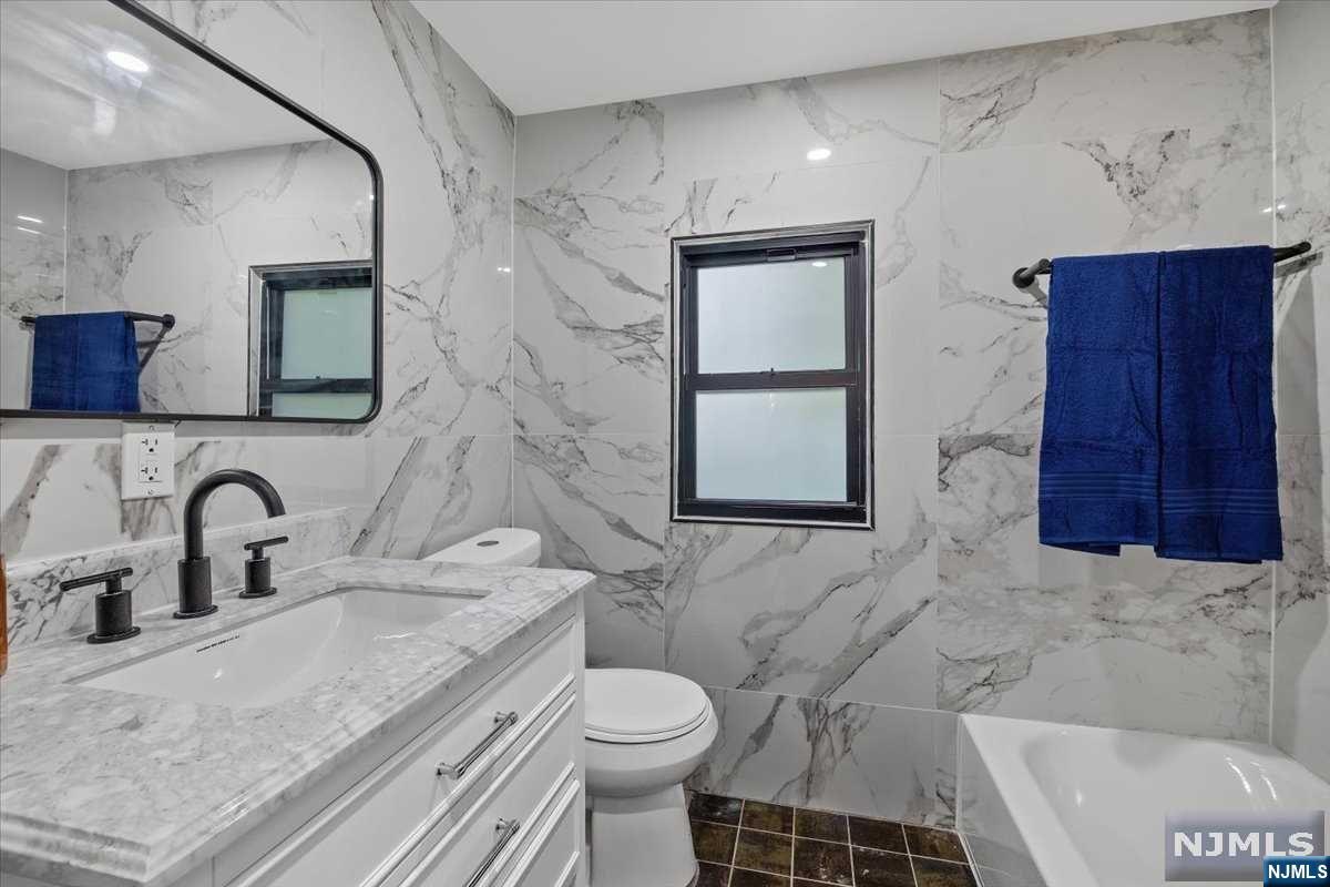85 W Crescent Avenue