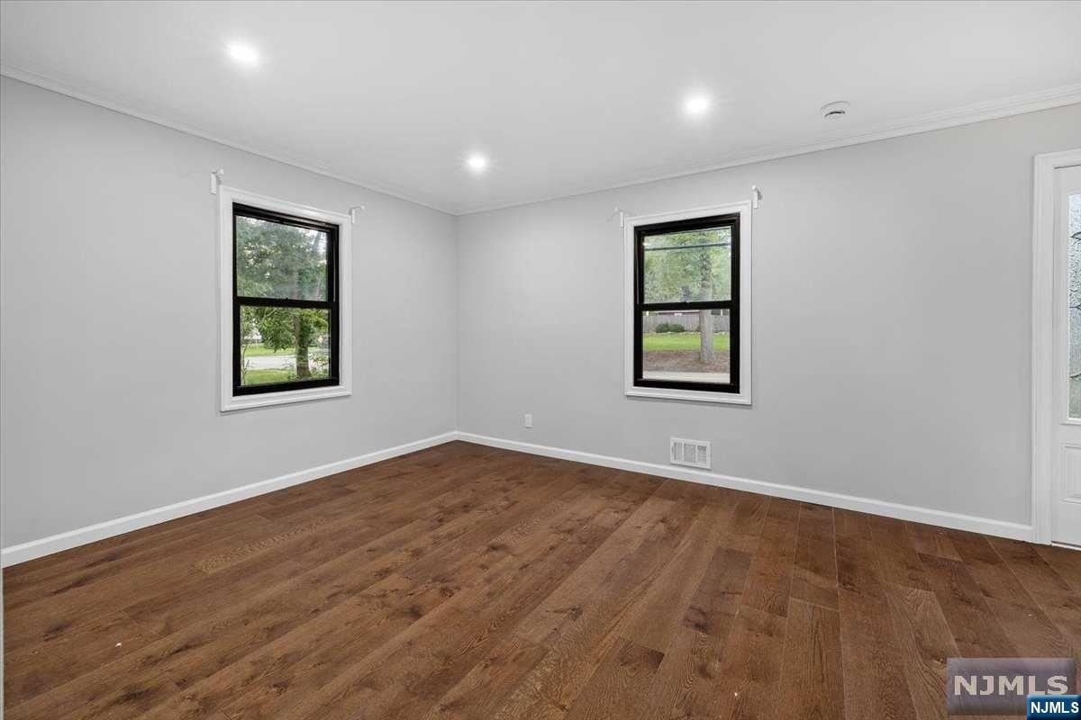 85 W Crescent Avenue