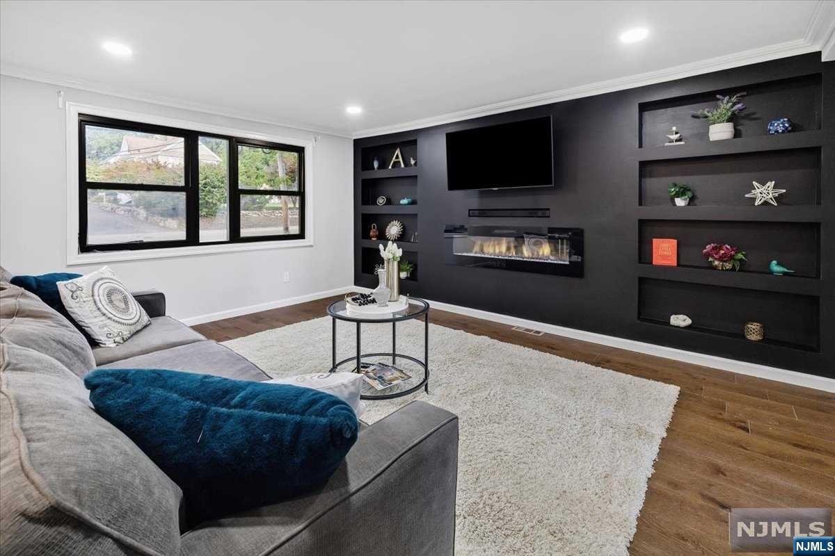 85 W Crescent Avenue
