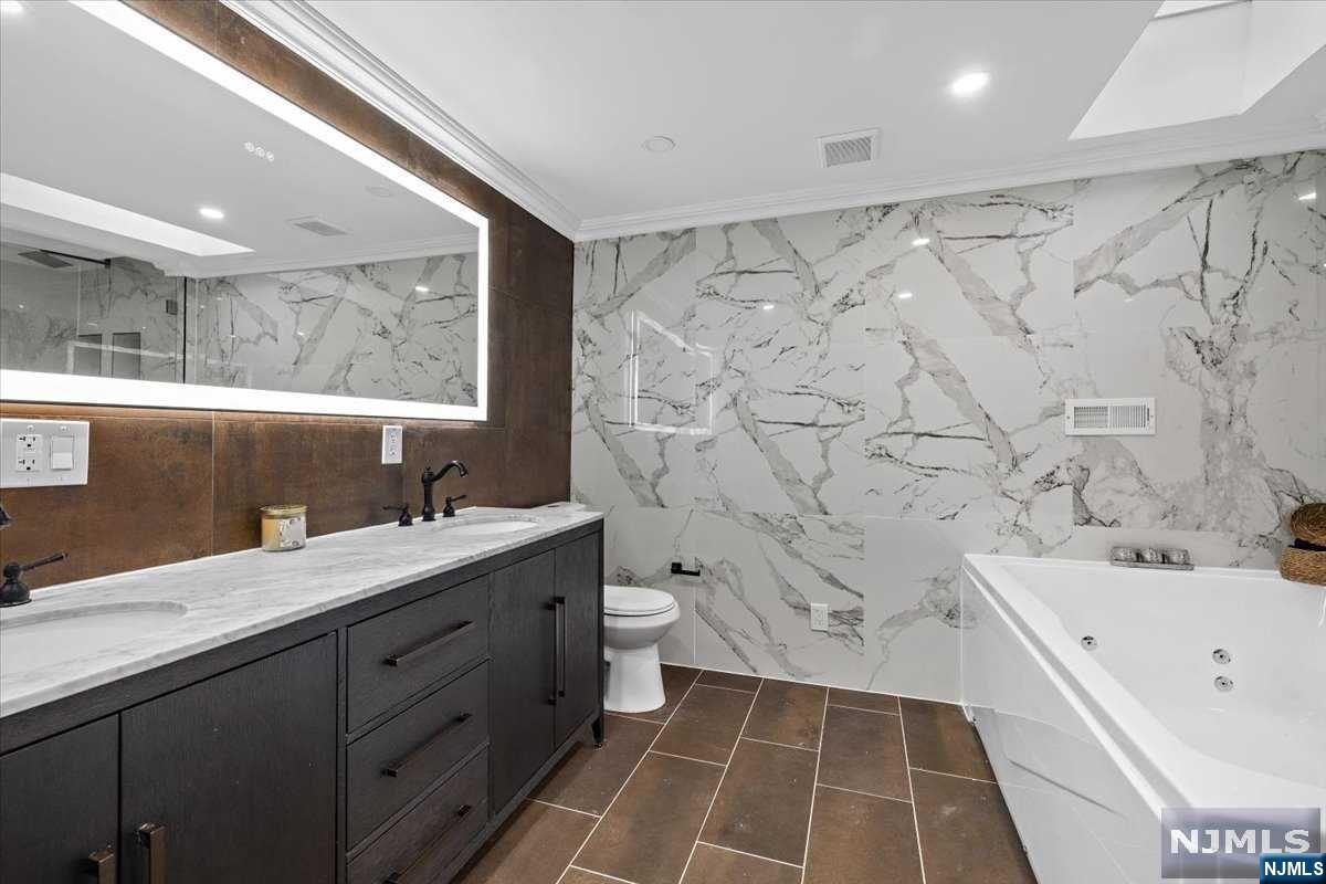 85 W Crescent Avenue