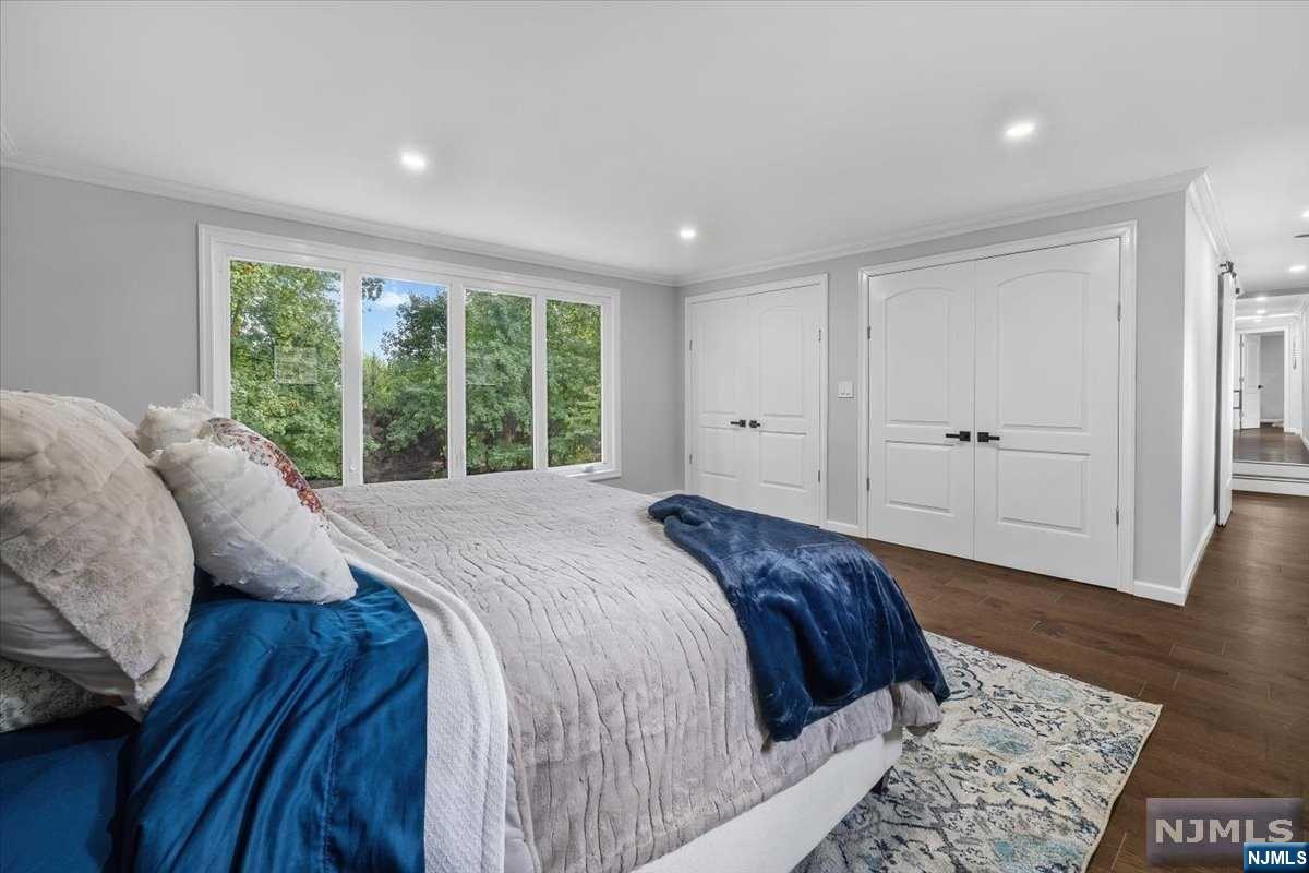 85 W Crescent Avenue