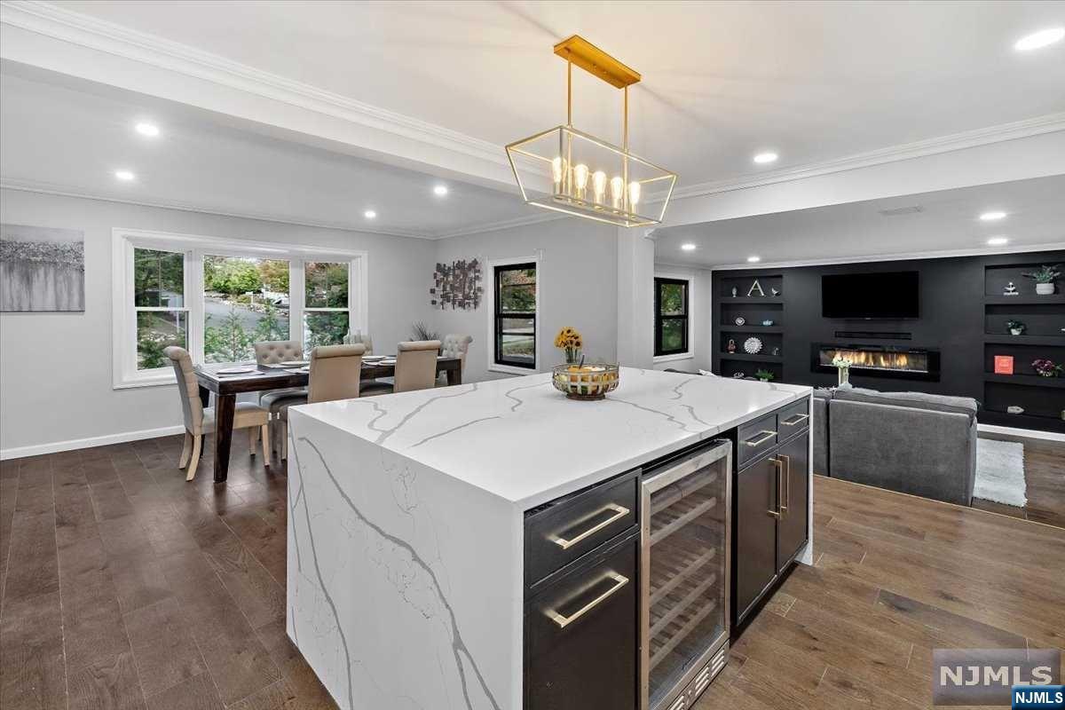 85 W Crescent Avenue