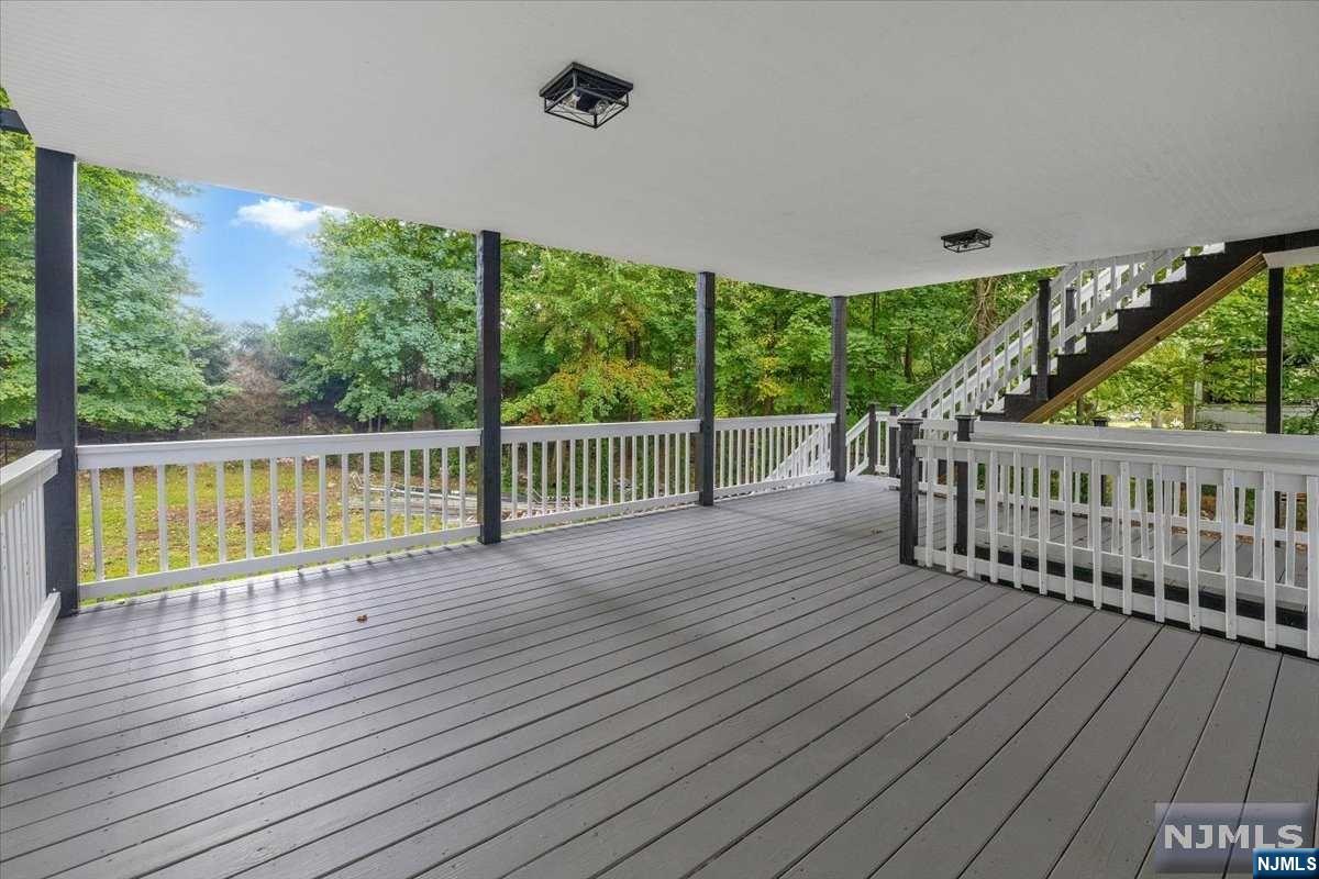 85 W Crescent Avenue