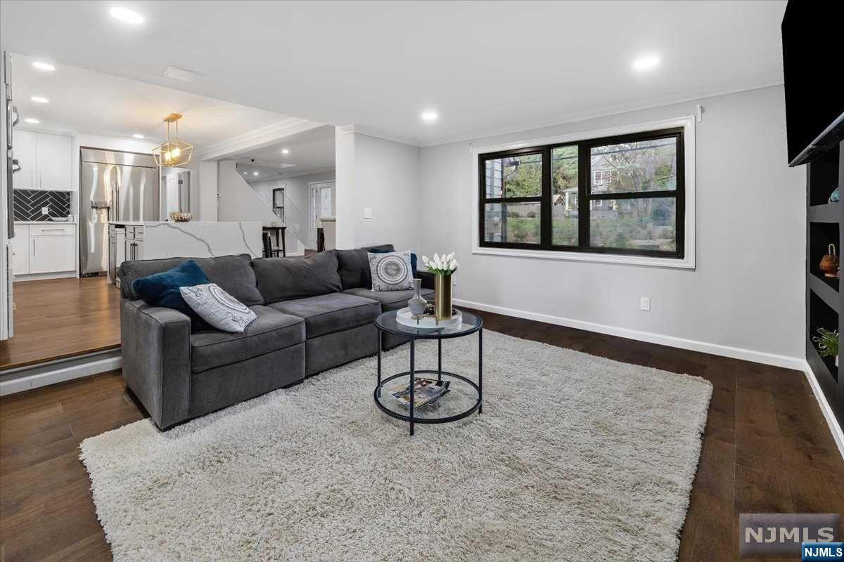 85 W Crescent Avenue