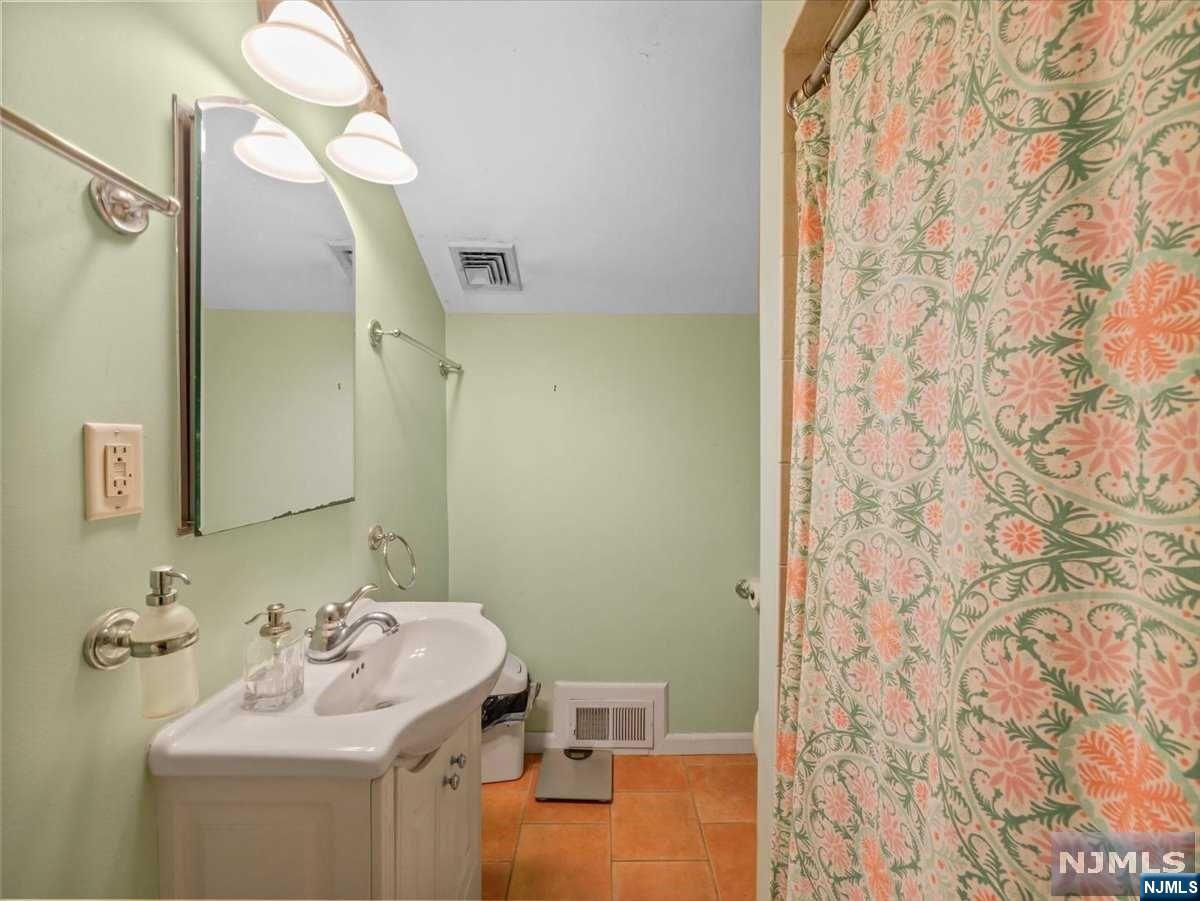 76 Hillside Avenue