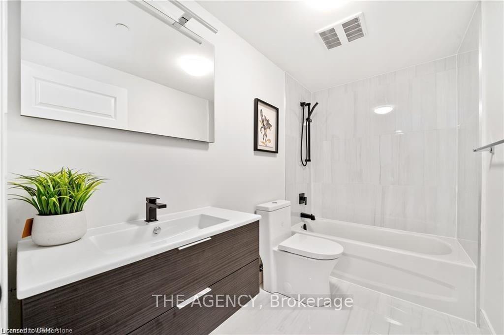 401-2 Dundas Street W Unit: 401