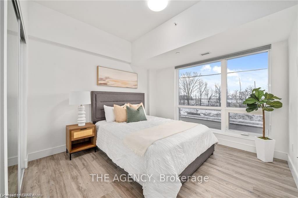 401-2 Dundas Street W Unit: 401