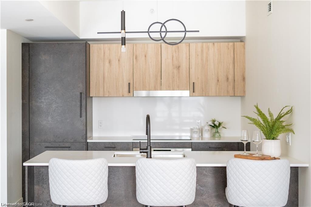 402-2 Dundas Street W Unit: 402