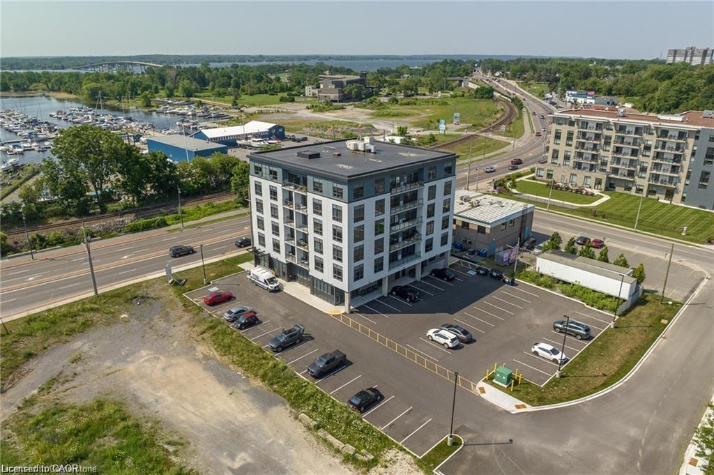 402-2 Dundas Street W Unit: 402