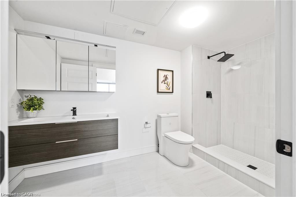 305-2 Dundas Street W Unit: 305