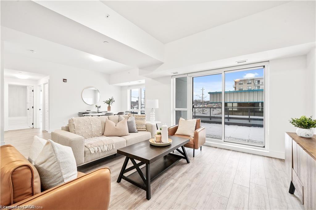 305-2 Dundas Street W Unit: 305