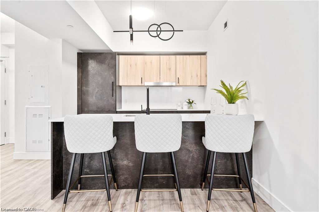 305-2 Dundas Street W Unit: 305