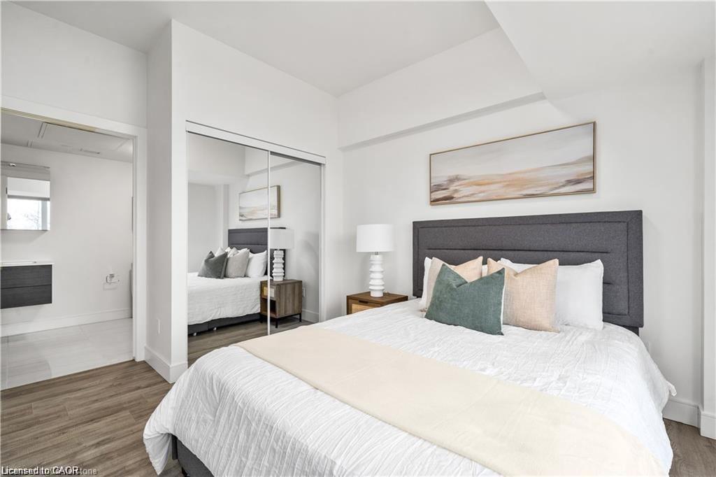 401-2 Dundas Street W Unit: 401