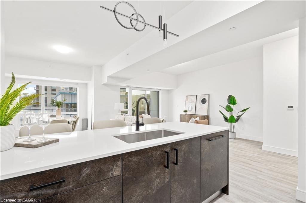 502-2 Dundas Street W Unit: 502