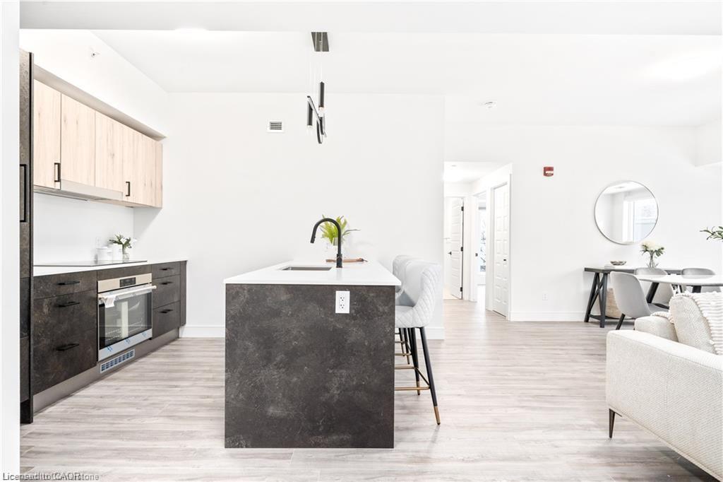 605-2 Dundas Street W Unit: 605